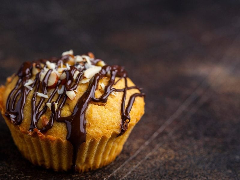 Vegane Muffins mit Nougat-Glasur auf schwarzem Untergrund