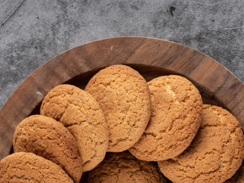 Traditionelle Helgoländer Plätzchen auf braunem Teller