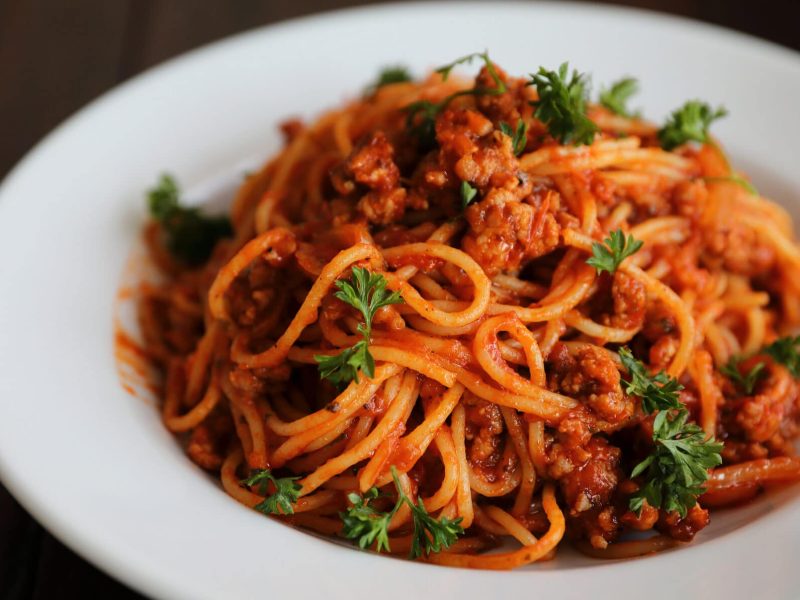 Spaghetti Bolognese mit Tofu-Hack in weißem Teller