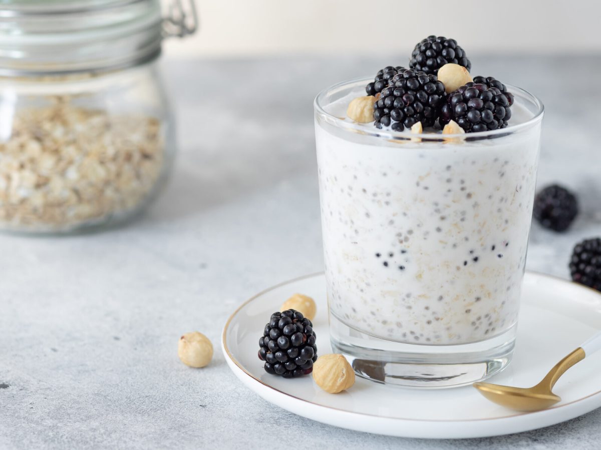 Glutenfreie Overnight-Oats mit Brombeeren und Nüssen in kleinem Glas