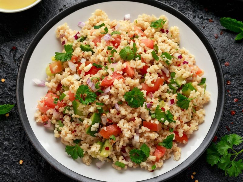 Couscous-Salat auf Teller