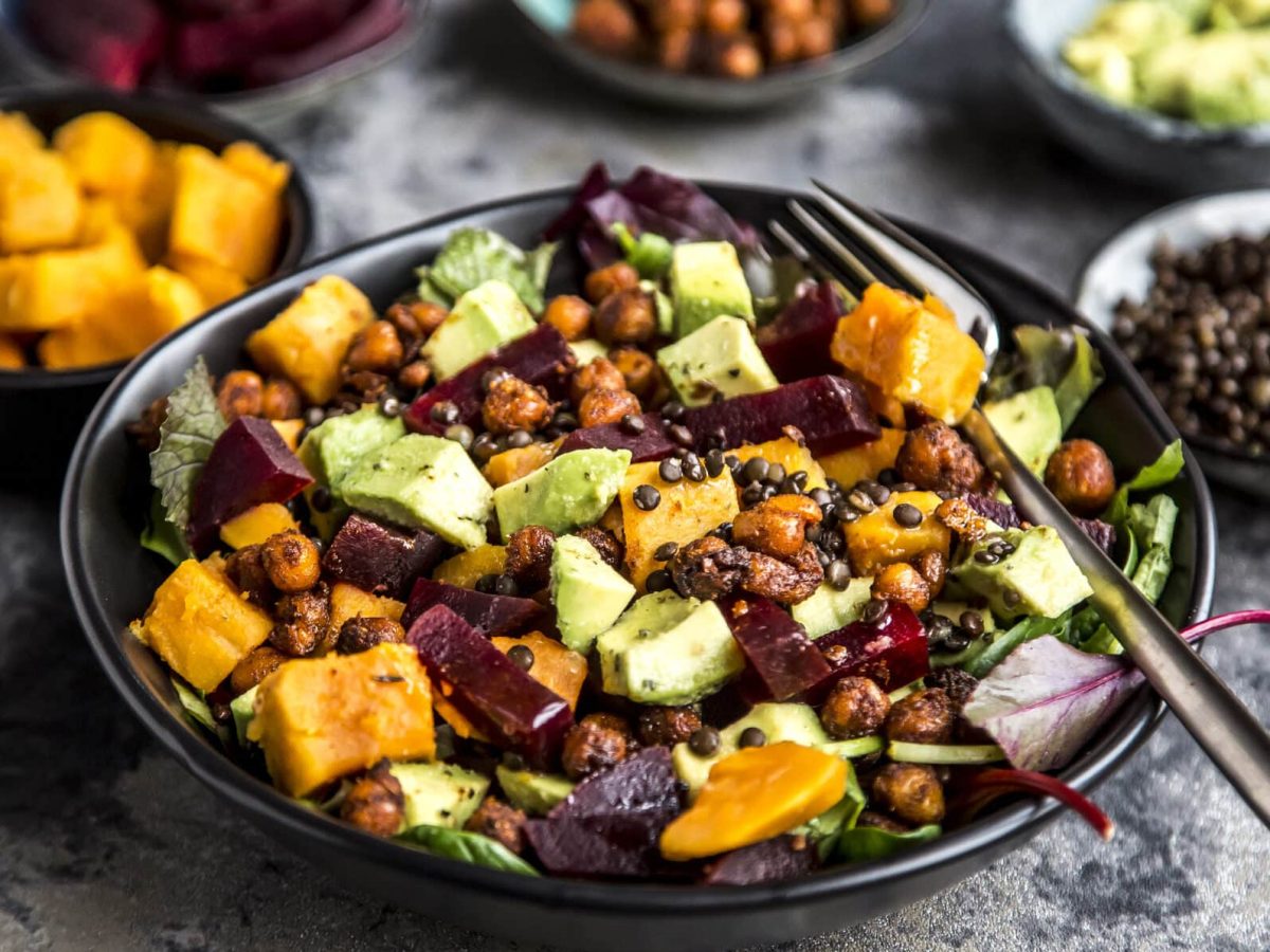 Süßkartoffel-Bowl mit gerösteten Kichererbsen und Avocado in Teller