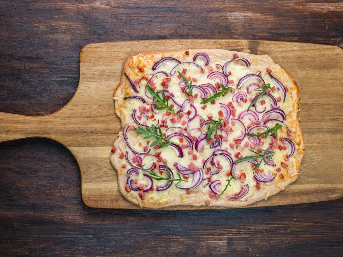 Rezept für Elsässer Flammkuchen, auf holzbrett