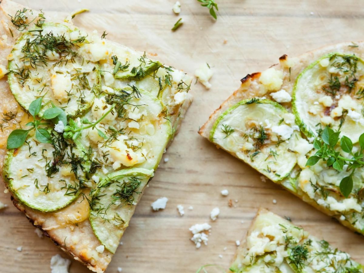 Zucchini-Tarte auf Holzbrett.