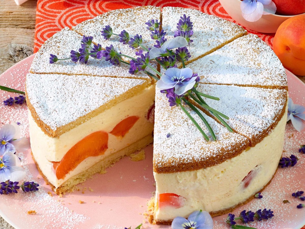 Sahnetorte mit Aprikosen und Lavendel