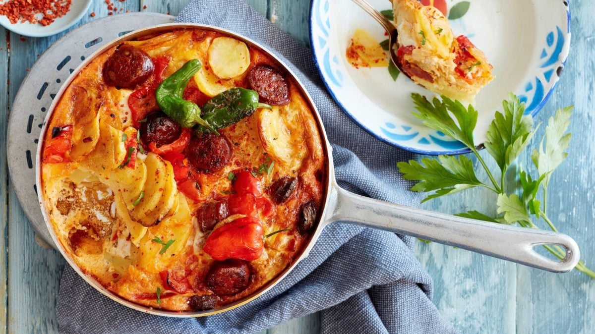 Spanische Tortilla mit Chorizo in Pfanne.