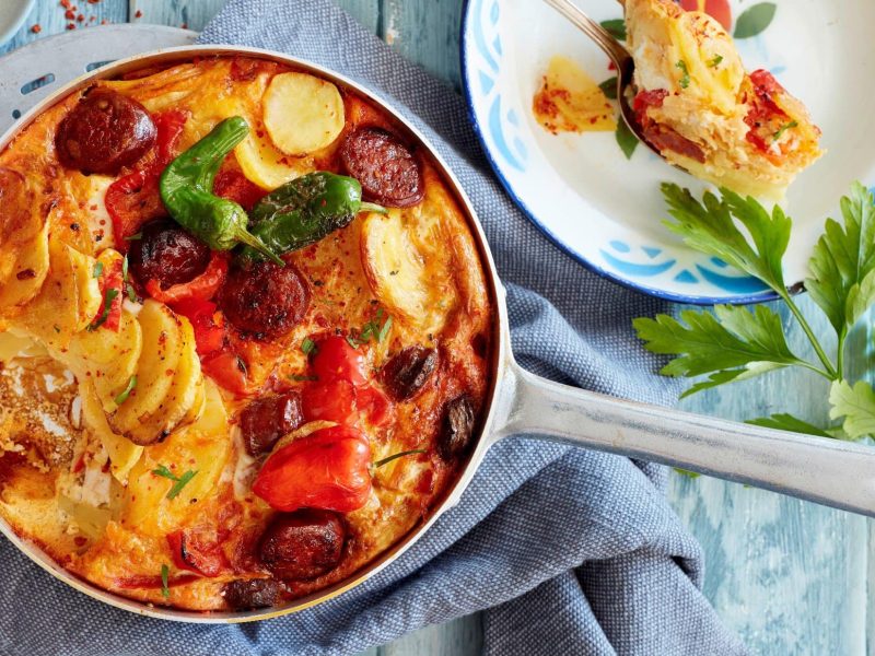 Spanische Tortilla mit Chorizo in Pfanne.