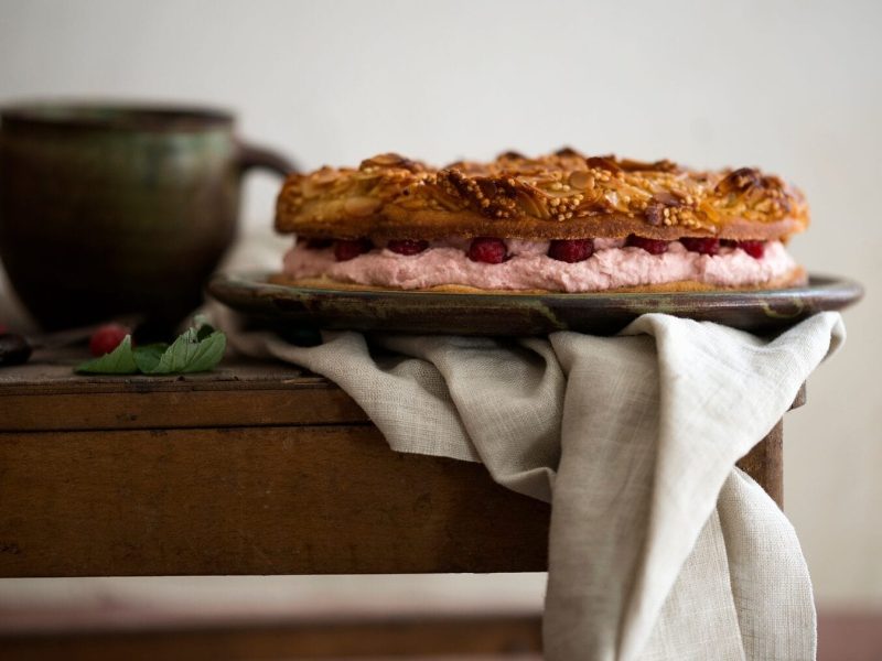 Sommerliche Bienenstich-Torte mit Himbeeren