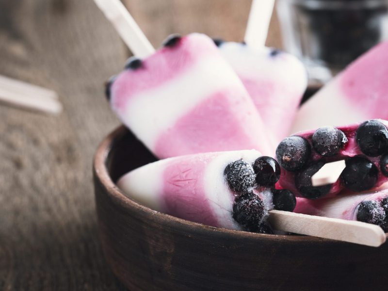 Frozen Joghurt-Eis mit Beeren auf Holzunterlage