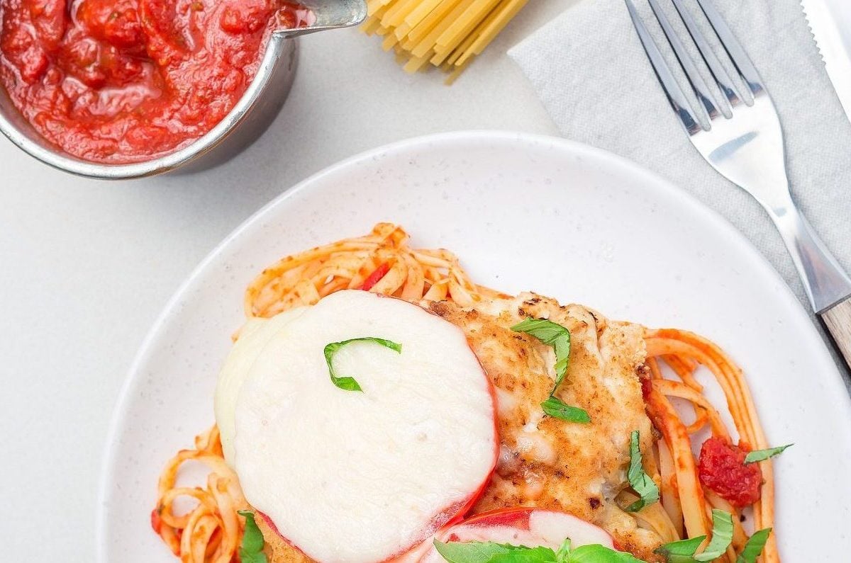 Tagliatelle mit saftigem Steak Caprese, daneben Spagetti und Tomatensoße