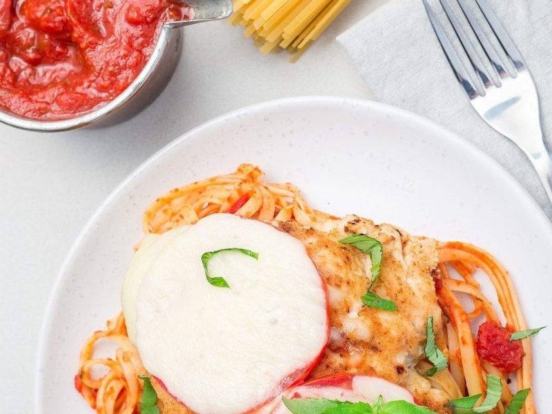 Tagliatelle mit saftigem Steak Caprese, daneben Spagetti und Tomatensoße