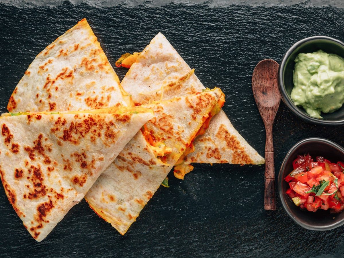 Mexikanische Hähnchen-Quesadillas auf Schieferplatte.