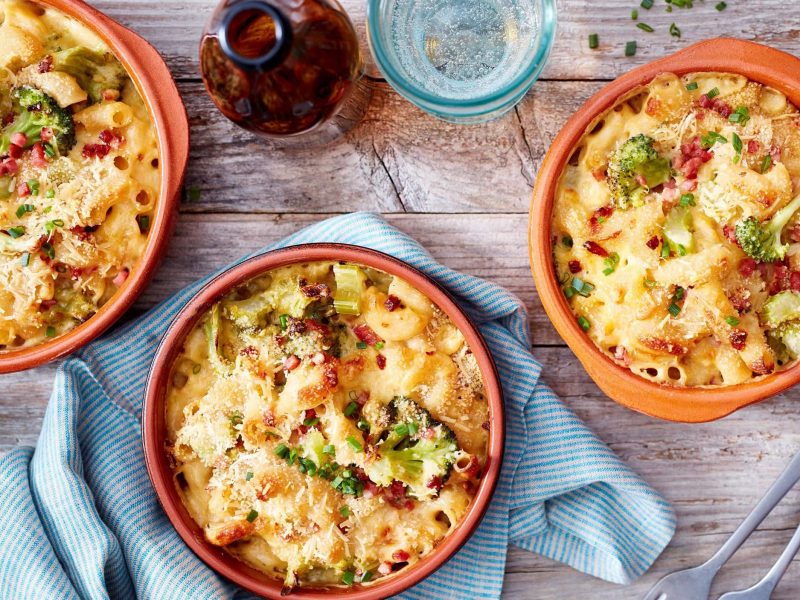 Nudelgratin mit Cheddar überbacken und Gemüse sowie Speck.