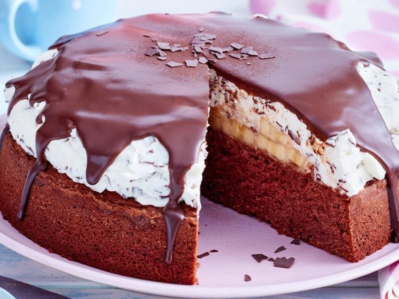 Schoko-Torte mit Bananen auf Teller, angeschnitten