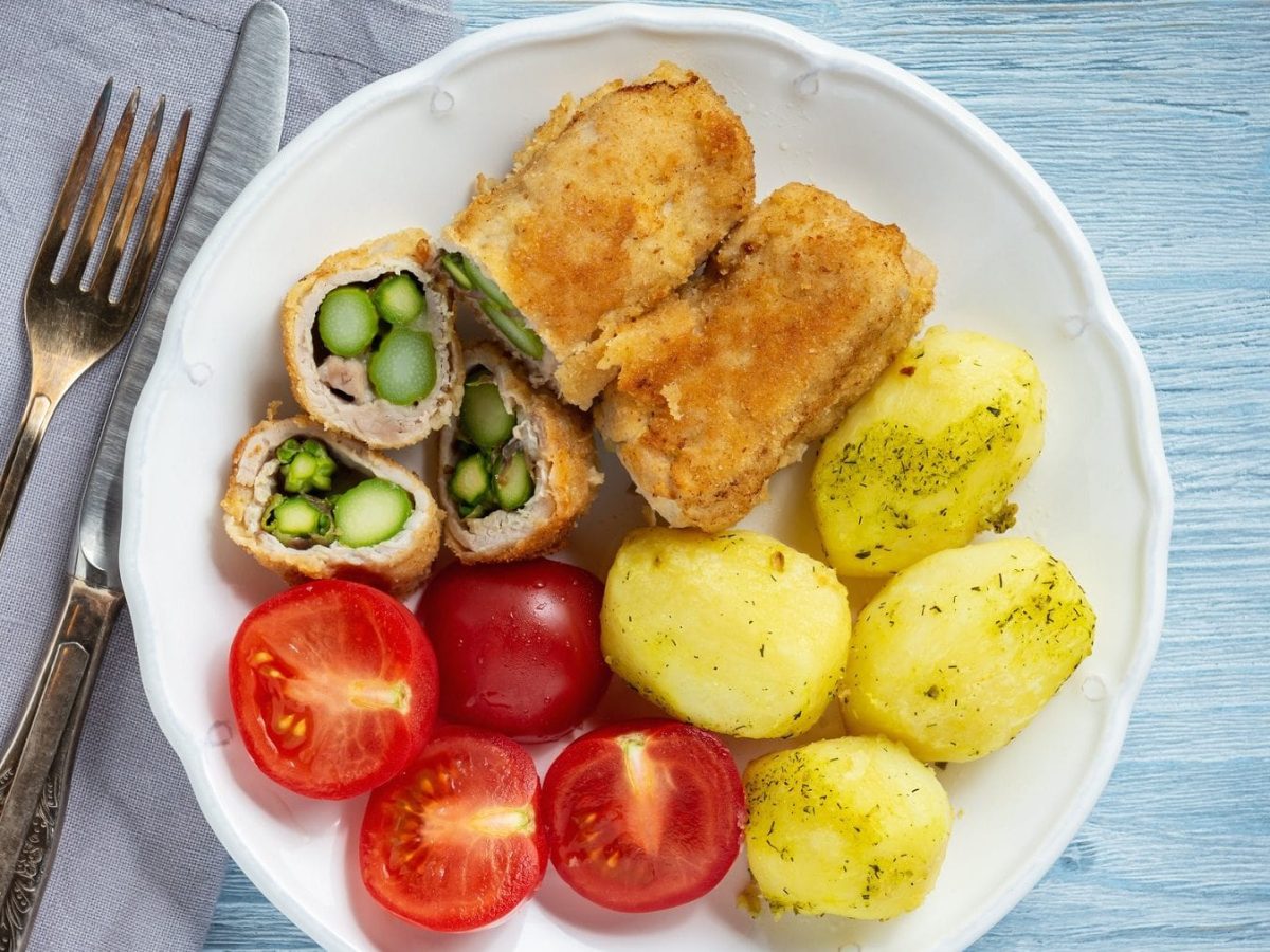 Mit Spargel gefülltes Schnitzel zu Dill-Kartoffeln