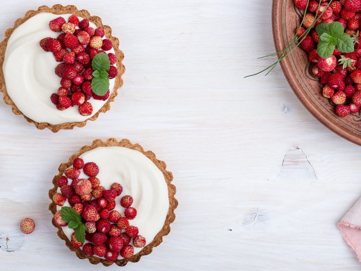 Tartelettes mit weißer Creme und Wald-Erdbeeren