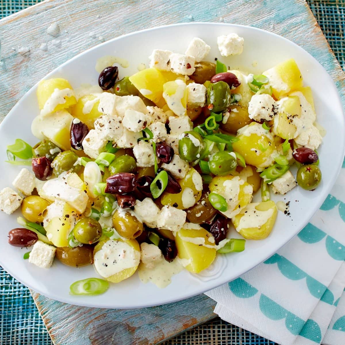 Probieren Sie doch mal diese Variante des Salat-Klassikers: griechischen Kartoffelsalat. / Foto: Redaktionsagentur Food & Foto / Bauer Food Experts KG