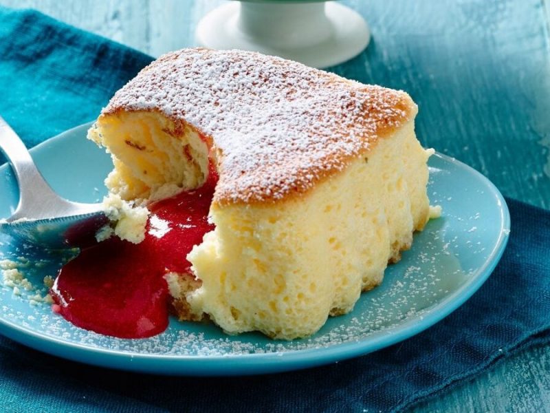 Himbeer-Soufflé mit Quark und flüssigem Kern auf blauem Teller