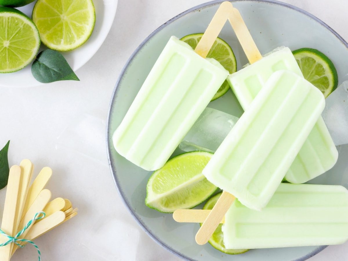 Margarita-Eis mit Limetten auf einem Glasteller