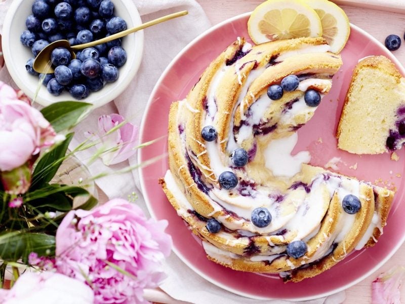 Saftiger Gugelhupf mit Heidelbeeren und Zitrone - perfekt für den Frühling