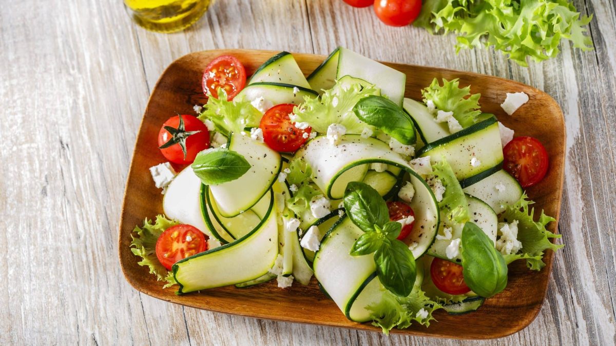 Roher Zucchinisalat mit Feta & Tomate