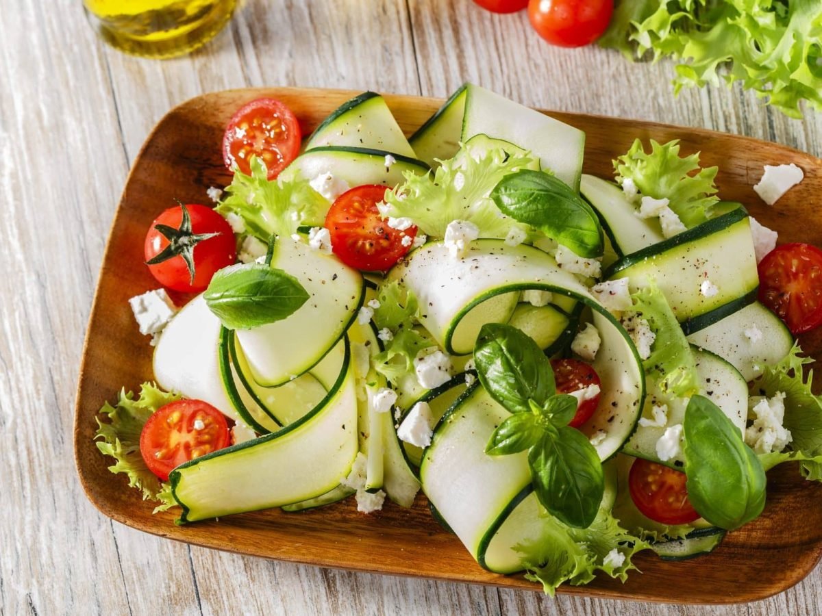 Roher Zucchinisalat mit Feta & Tomate