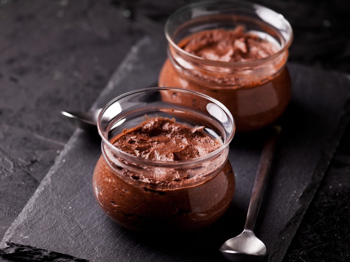 Mousse au Chocolat in zwei Glasschalen