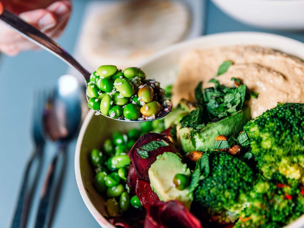 Katine Zukunft: eine Bowl mit Edamame, Brokkoli, Hummus, Avocado und Roter Bete.