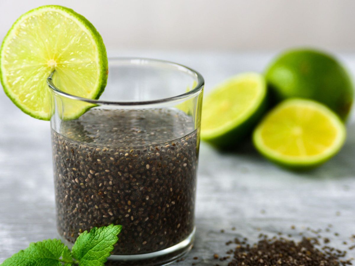 Chia Wasser mit Limette, daneben Chia-Samen