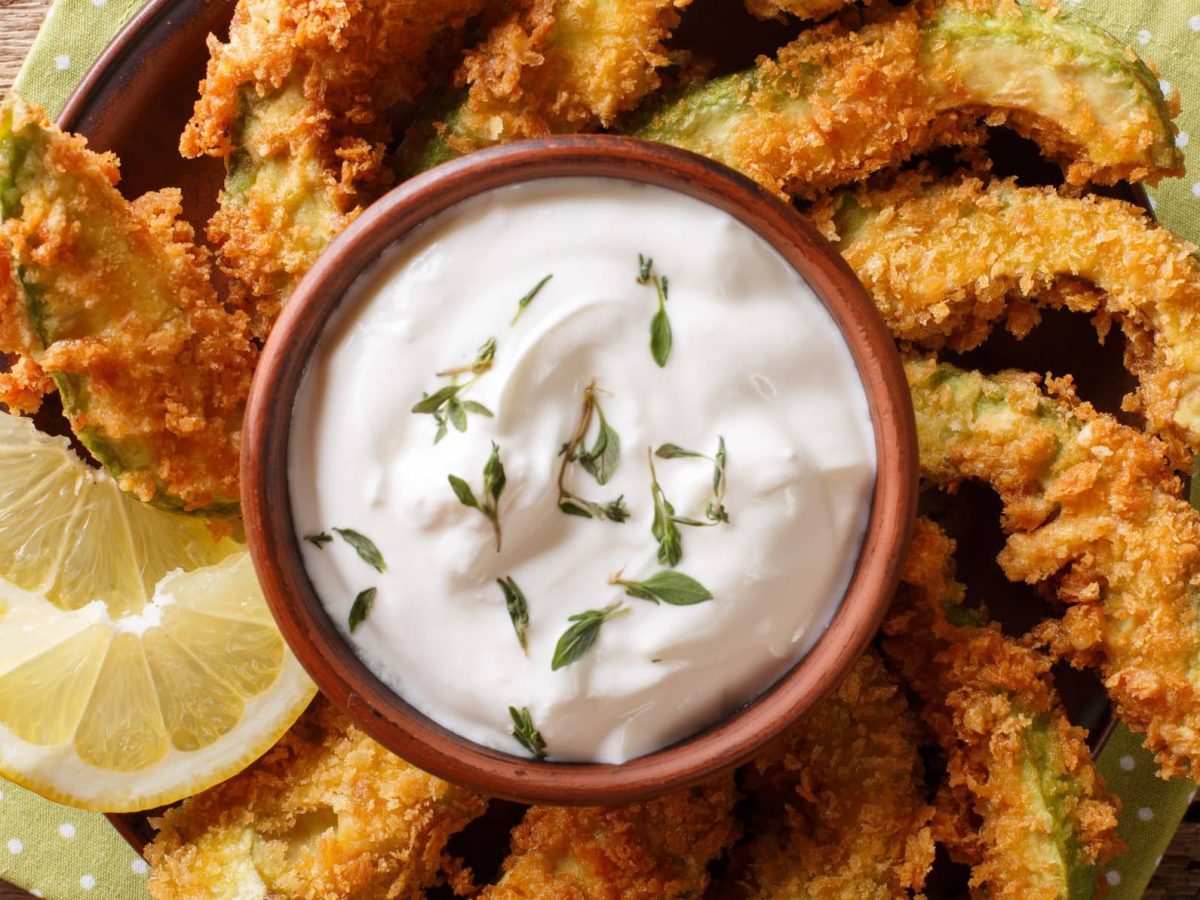 Frittierte Avocado aufgeschnitten mit Dip.