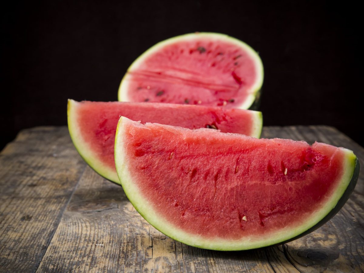 Ist eine Melone reif? Eine aufgeschnittene Melone auf einem Holztisch.