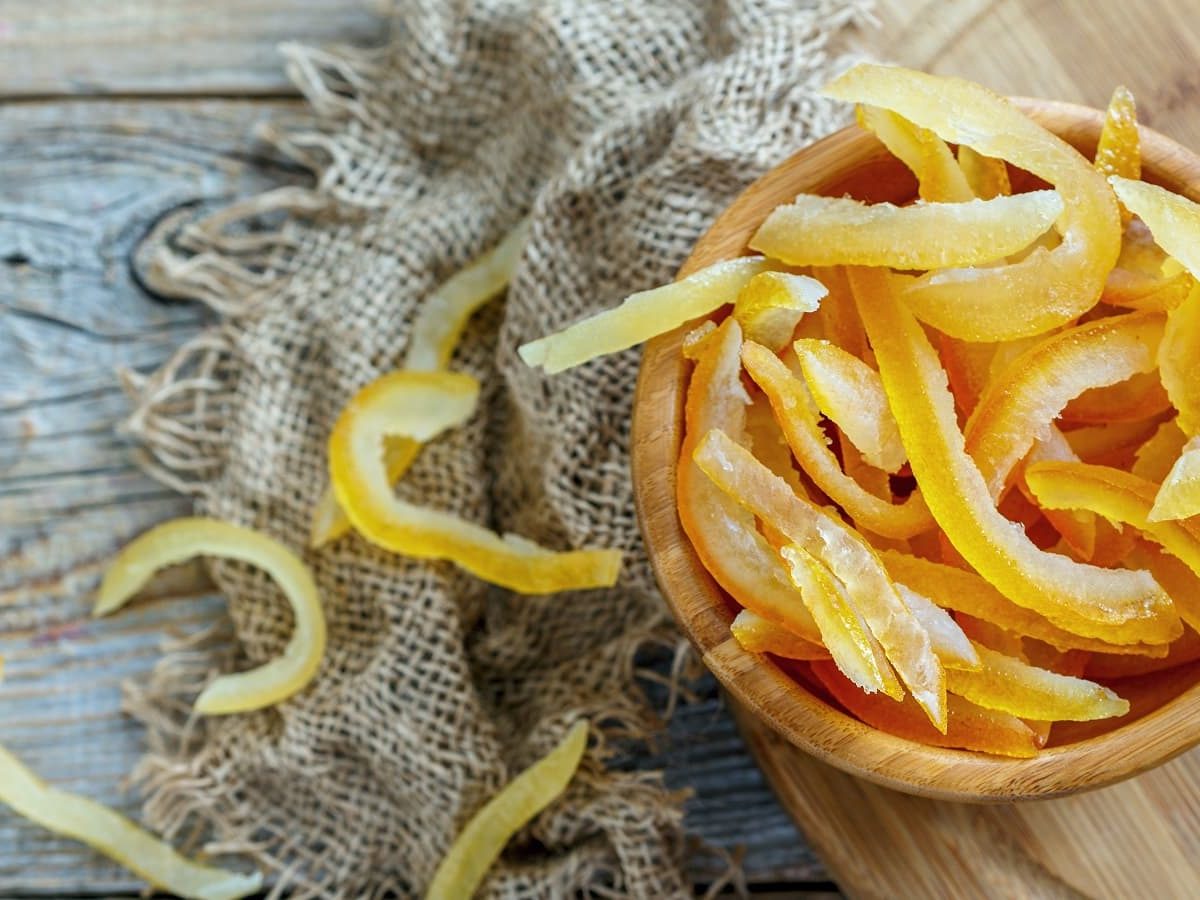 Nach dem Kandieren: Kandierte Orangenscheiben in einer kleinen Holzschüssel, von oben.