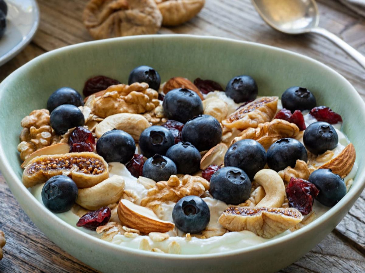 Müsli-Bowl mit Feigen und Nüssen