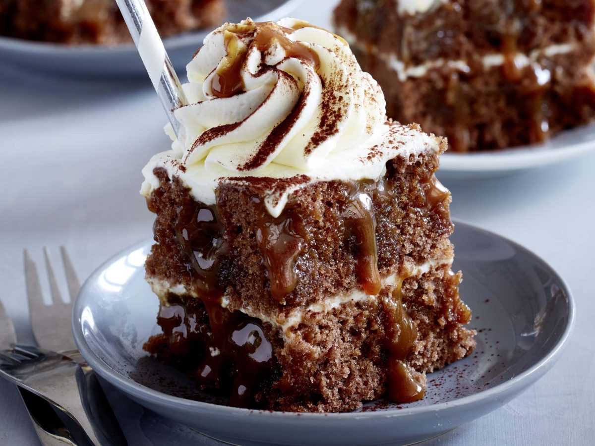 Eiskaffekuchen mit Karamell und Sahne