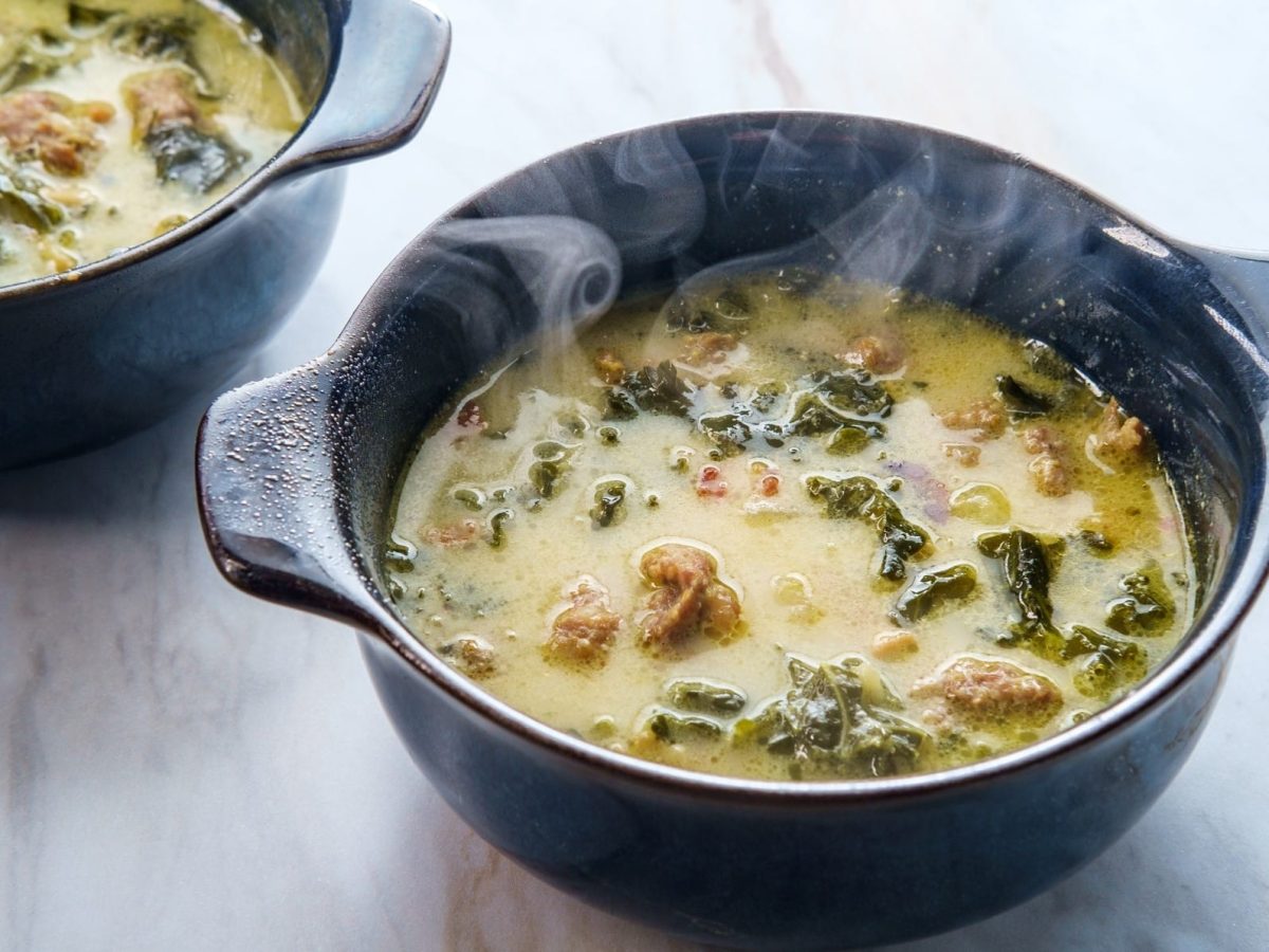 Zuppa Toscana in schwarzer Schüssel