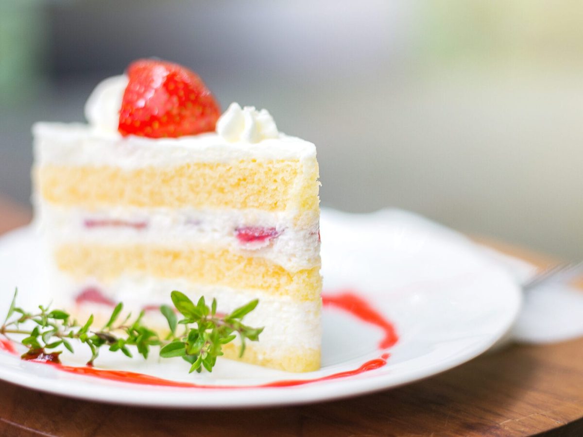 Ein Stück Erdbeertorte mit weißer Schokolade auf einem Teller