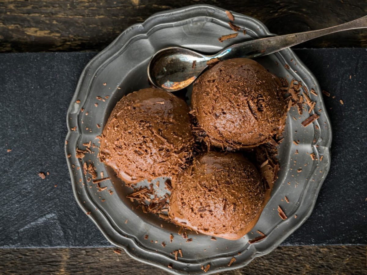 Drei Kugeln veganes Schoko-Eis in einer Schale.