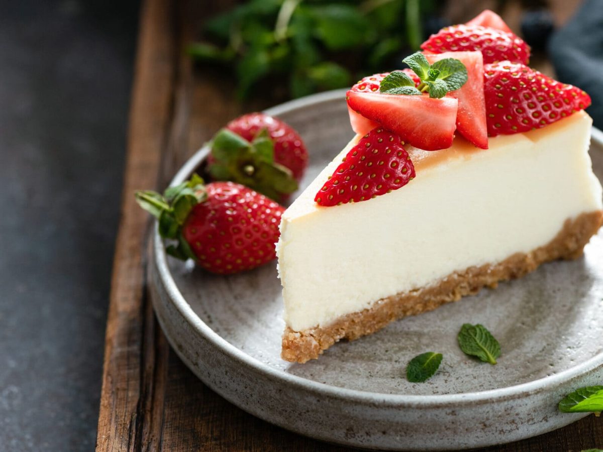 Ein Stück Cheesecake mit Chai, getoppt mit ein paar Erdbeeren.