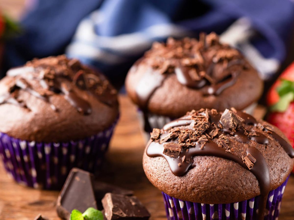 Saftige Schokoladenmuffins mit Sekt, daneben Kaffee