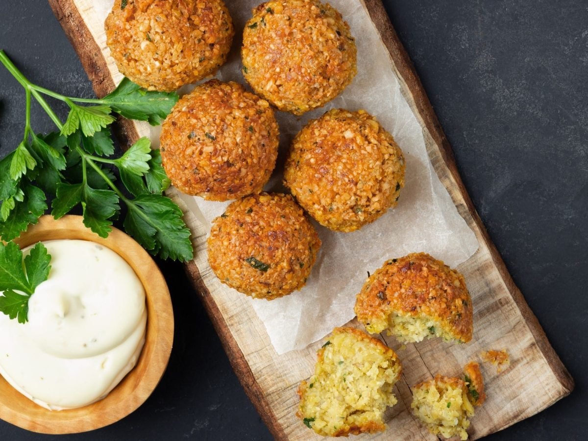 Frittierte Gemüsebällchen mit Dip