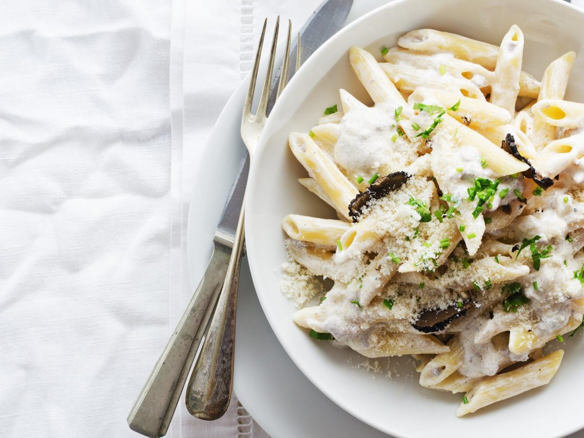 Penne mit Trüffel und Parmesan in Sahnesoße, bestreut mit Petersilie