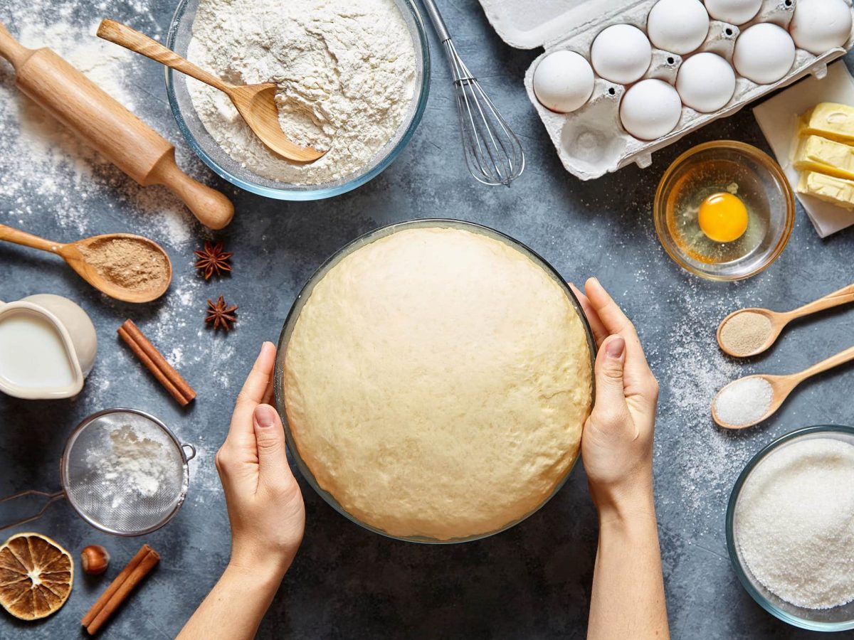 Fehler beim Kuchenbacken: Arbeitsfläche dekoriert mit verschiedenen Backzutaten.