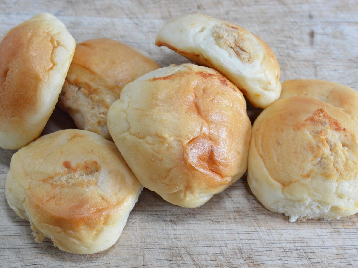 frisch gebackene Quarkbrötchen auf hellem Untergrund