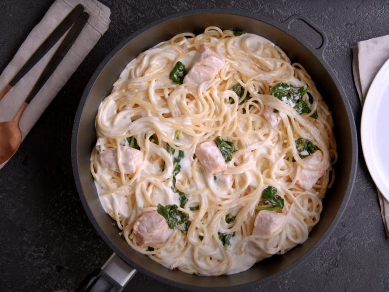 Pfanne mit Spaghetti, Lachs und Spinat in Sahnesoße