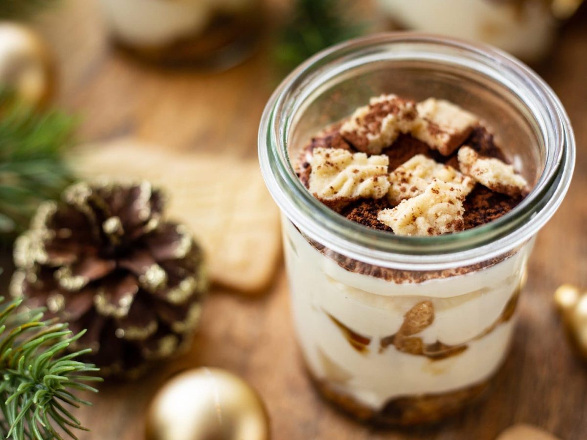 Unsere Spekulatius Panna cotta angerichtet in einem Dessertglas.