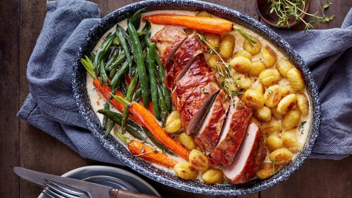 Unser Rahmfilet vom Schwein mit Gnocchi und Gemüse angerichtet in einer Auflaufform.