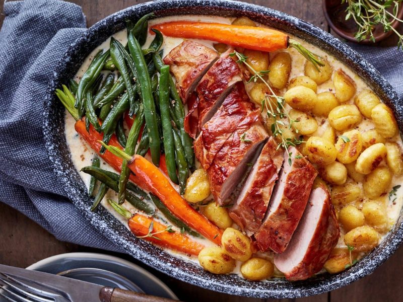 Unser Rahmfilet vom Schwein mit Gnocchi und Gemüse angerichtet in einer Auflaufform.