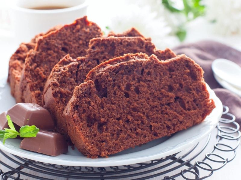 Einige Scheiben Schokoladenkuchen auf weißem Teller