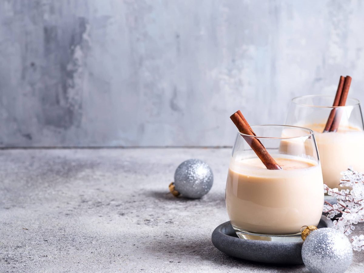 Unser Eggnog weihnachtlich in Gläsern mit Zimtstange angerichtet.