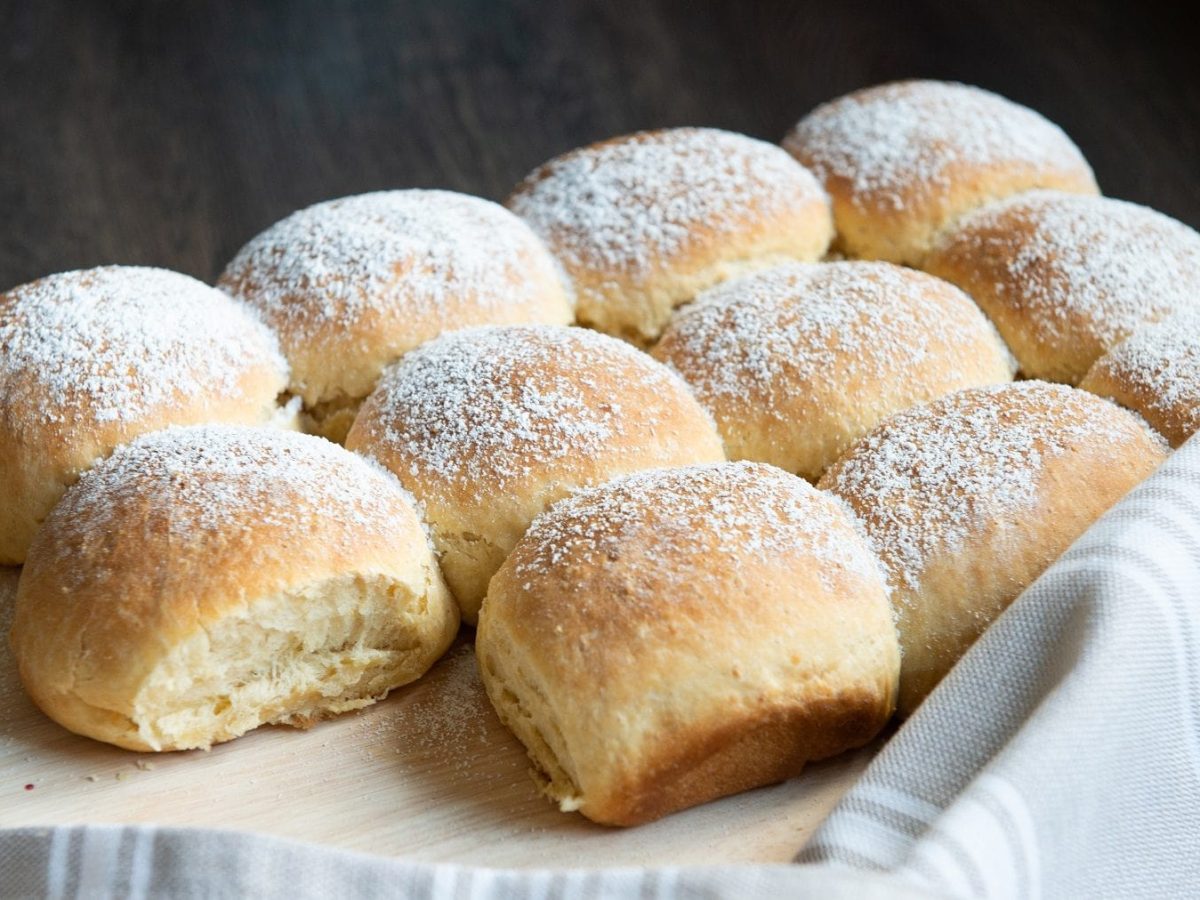 In einer quadratischen Form ist Geback, dass wie Brötchen aussieht. Es handelt such um Buchteln, die aus Hefeteig hergestellt werden.